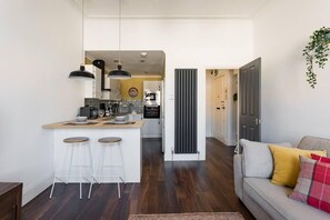 Apartment, 1 King Bed with Sofa bed | Living area - Immaculate 1- Bed Apartment in Glasgow East End (Glasgow)