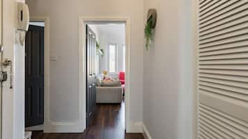 Căn hộ, 1 giường cỡ king và sofa giường | 1 phòng ngủ, bàn ủi/dụng cụ ủi quần áo