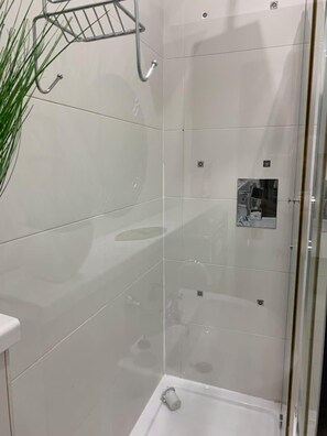 Appartement, 1 très grand lit et 1 canapé-lit | Salle de bain