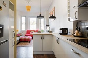 Appartement, 1 très grand lit et 1 canapé-lit | Cuisine privée | Réfrigérateur, four à micro-ondes, un four, surface de cuisson