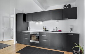 Fridge, microwave, oven, stovetop - 2 bedroom cozy apartment in Ebeltoft (Ebeltoft)