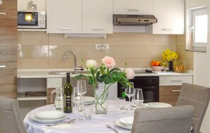 Kjøleskap, ovn, kokeplater og oppvaskmaskin