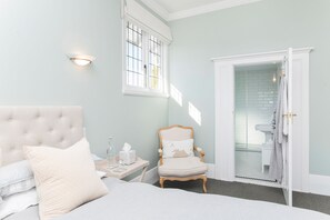 Tokomaru | Individually decorated, laptop workspace, iron/ironing board, free WiFi - Cedar House (Gisborne)