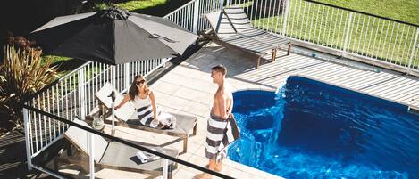 Kauden mukainen ulkouima-allas, aurinkovarjoja, aurinkotuoleja