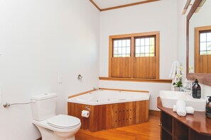 Habitación (Waikanae) | Baño | Ducha, secador de pelo, albornoces y toallas