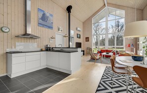 Køleskab, kogeplade, opvaskemaskine, kaffe-/temaskine