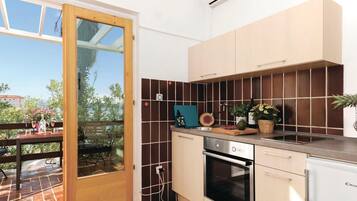 Kühlschrank, Herdplatte, Wasserkocher mit Kaffee-/Teezubehör