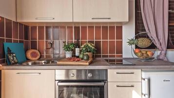 Kühlschrank, Herdplatte, Wasserkocher mit Kaffee-/Teezubehör
