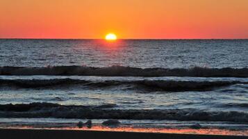 Nær stranden, solsenger og strandhåndklær