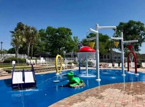 Alberca techada y alberca al aire libre