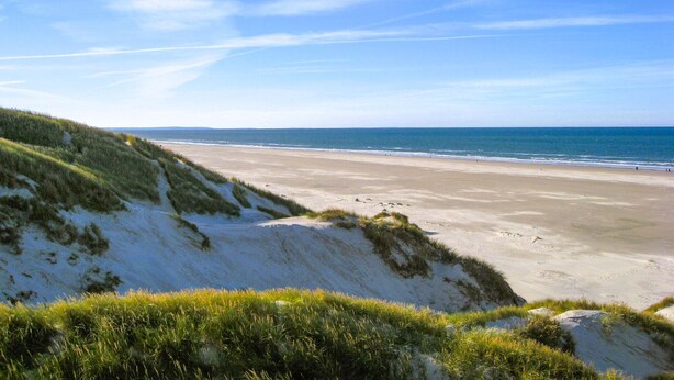 A beach with sand dunes and ocean. - Stunning home in Pandrup with kitchen (Pandrup)