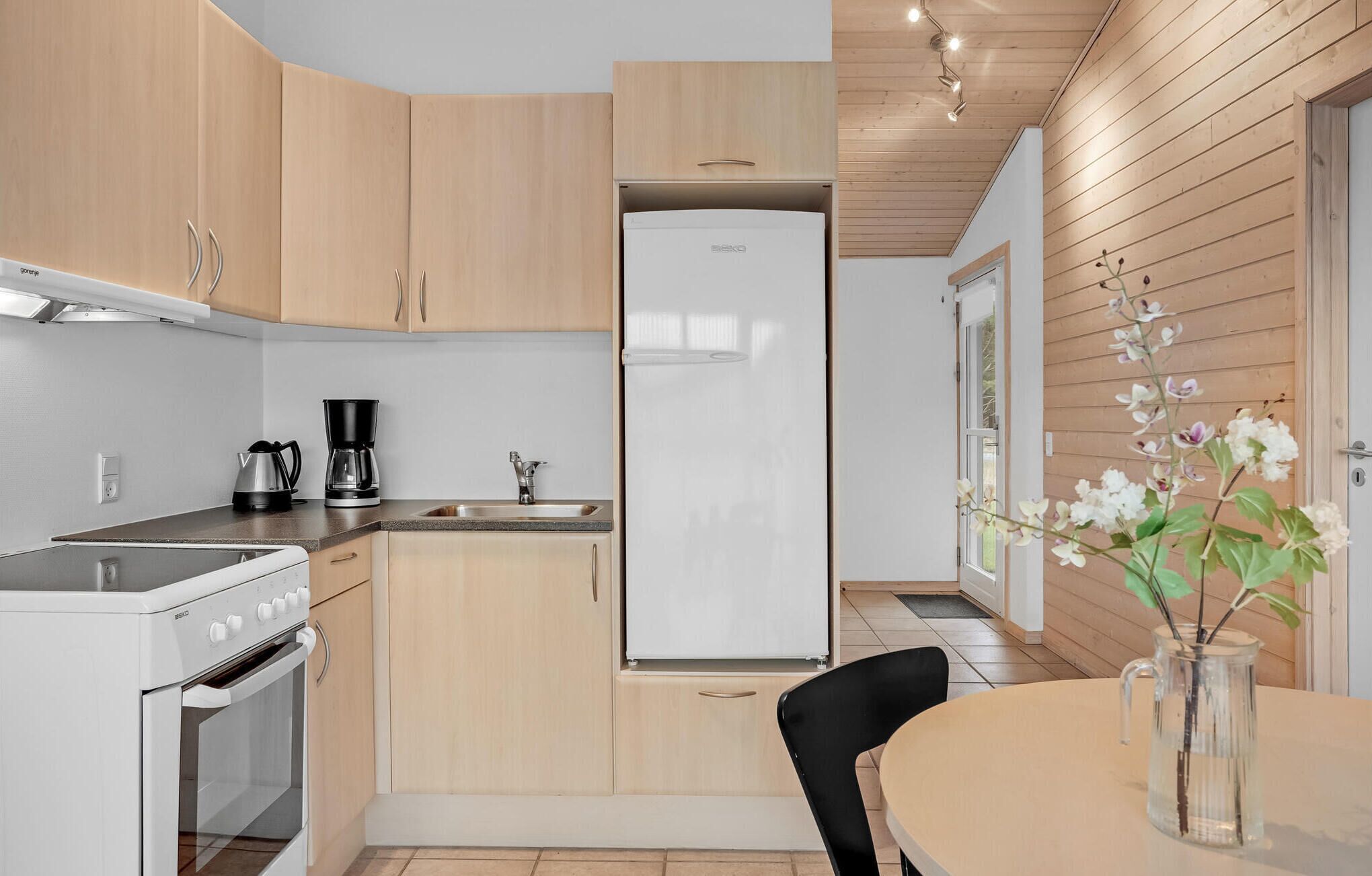 Refrigerador, placa de cocina, cafetera/tetera, utensilios de cocina