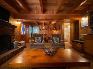 TV, fireplace, books - 🏔 Peaceful Treehouse Cabin in Running Springs, CA ⛄️  (Running Springs)