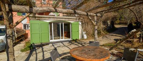 تناول الطعام بالخارج