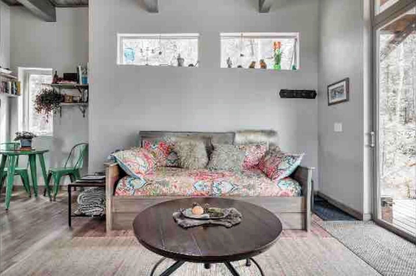 Smart-tv, dvd-afspiller, bøger, videobibliotek