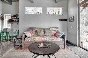 Smart-tv, dvd-spelare, böcker och ett filmbibliotek