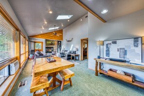 TV connectée, cheminée, livres