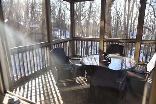 Quiet, Cozy, Big Canoe GA,  Mountain Cabin. With a gorgeous view of nature. 