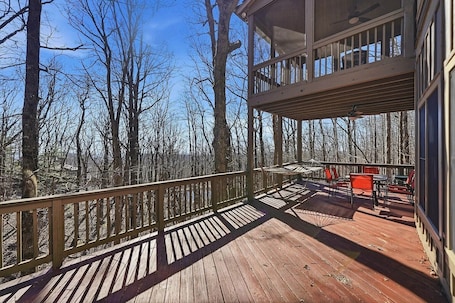 Outdoor dining. Big Canoe Mountain Cabin Near Golf, Lakes, Beaches, pools & Hiking Trails