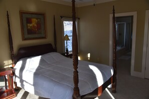 3 habitaciones, escritorio y tabla de planchar con plancha 