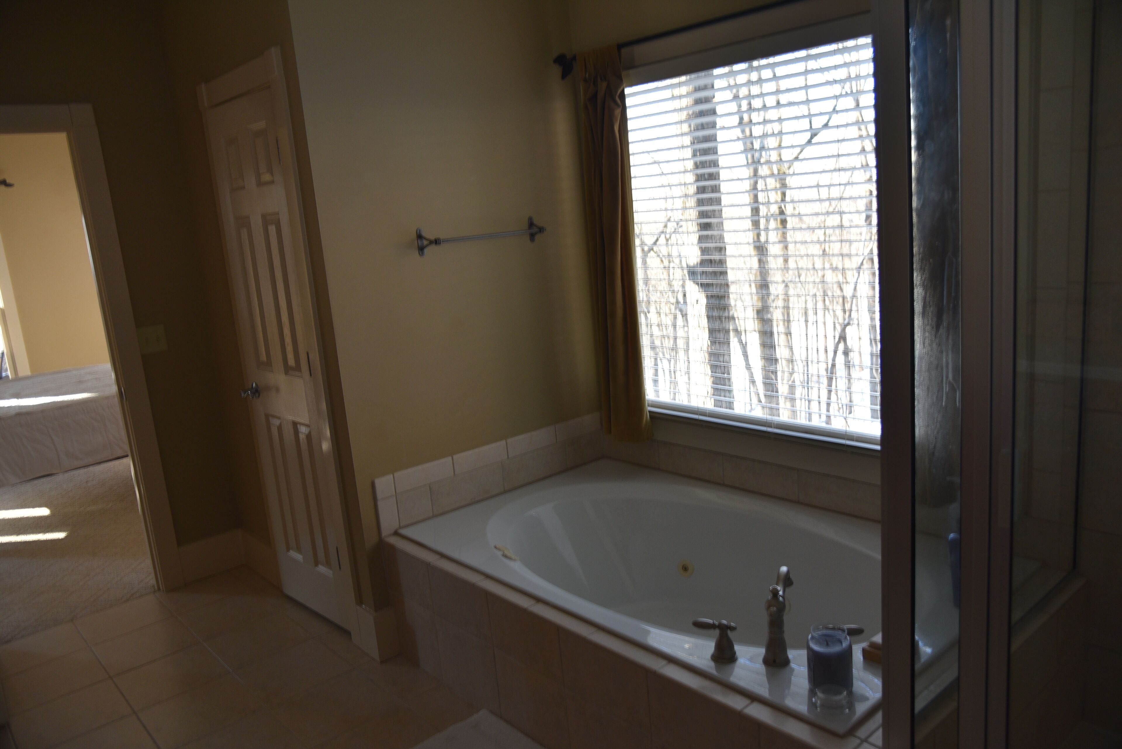 Vasca, vasca idromassaggio, asciugacapelli, asciugamani