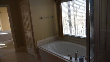 Vasca, vasca idromassaggio, asciugacapelli, asciugamani