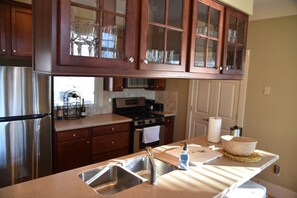 Fridge, microwave, oven, stovetop - Big Canoe, family cabin, bunk beds, jetted tub, deck, golf nearby. (Big Canoe)