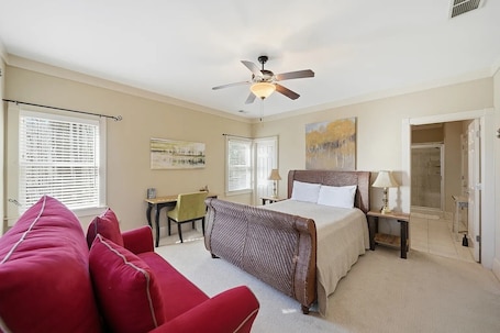 3 bedrooms, desk, iron/ironing board, travel crib. Big Canoe Mountain Cabin Near Golf, Lakes, Beaches, pools & Hiking Trails