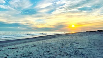Playa en los alrededores, camastros y toallas de playa