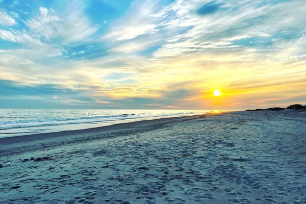 Una playa cerca, sillas reclinables de playa, toallas de playa