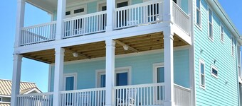 Brand New Beach House with huge private pool! 2-minute walk to the Beach ⭐️⭐️⭐️⭐️⭐️