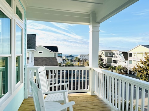 Brand New Beach House with huge private pool! 2-minute walk to the Beach ⭐️⭐️⭐️⭐️⭐️