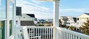 Brand New Beach House with huge private pool! 2-minute walk to the Beach ⭐️⭐️⭐️⭐️⭐️