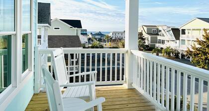 Brand New Beach House with huge private pool! 2-minute walk to the Beach ⭐️⭐️⭐️⭐️⭐️