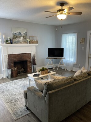 Smart-TV, Kamin, Tischfußball, Tischtennisplatte