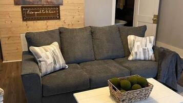 Smart TV, chimenea, futbolito y tenis de mesa