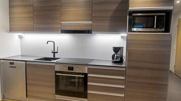 Køleskab, mikrobølgeovn, opvaskemaskine, køkkentøj/tallerkener/redskaber