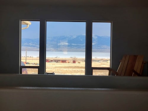 Classy 3-Bedroom Fishing Cottage with amazing lake and mountain views