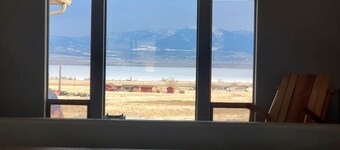 Classy 3-Bedroom Fishing Cottage with amazing lake and mountain views