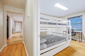 4 bedrooms, desk, iron/ironing board, free WiFi