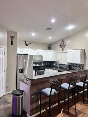 Frigorifero, microonde, forno, piano cottura