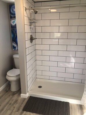 Een douche, een haardroger, handdoeken, zeep