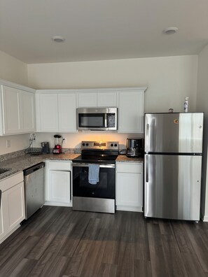 Réfrigérateur, micro-ondes, four, lave-vaisselle