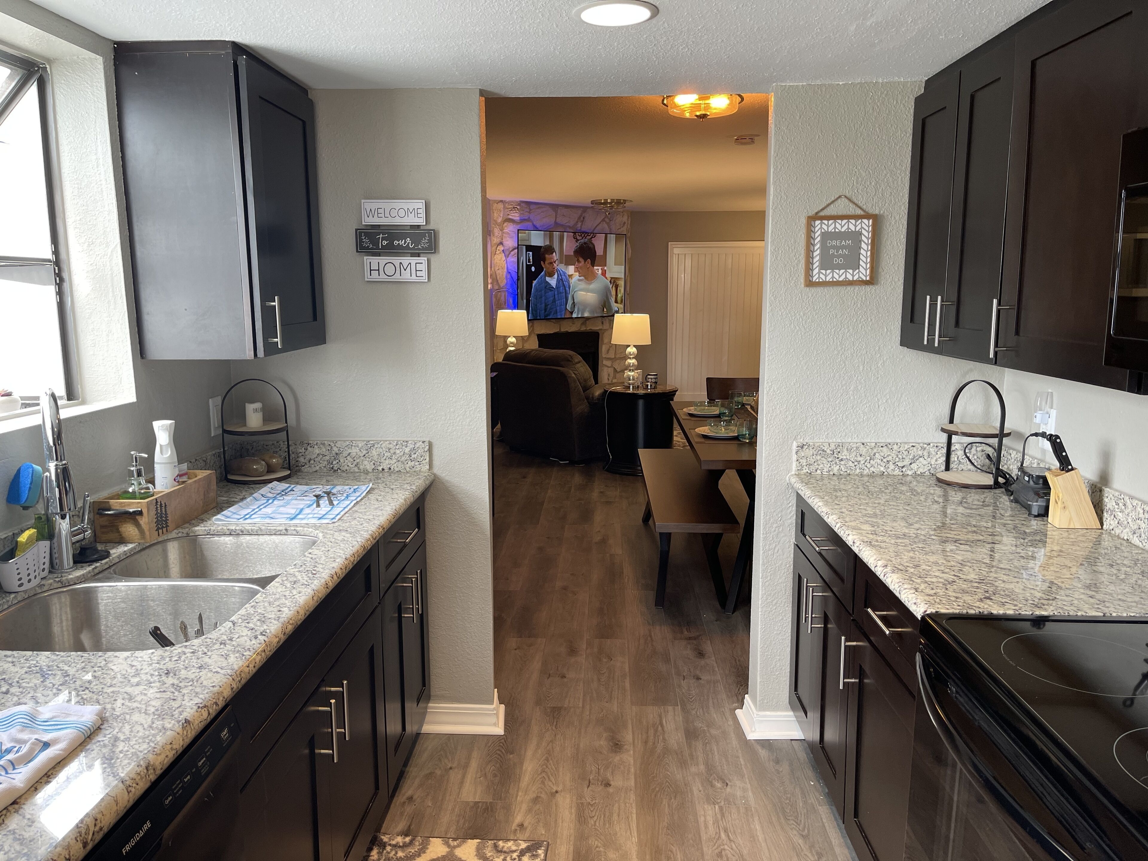 Refrigerador, microondas, horno y parrilla de estufa 