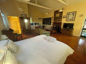 1 bedroom, iron/ironing board, free WiFi, bed sheets - Two Creeks School House (Forest Reefs)