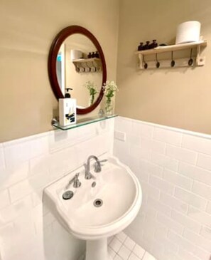 Douche, séchoir à cheveux, serviettes fournies, savon