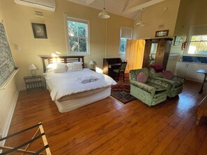 1 bedroom, iron/ironing board, free WiFi, bed sheets - Two Creeks School House (Forest Reefs)