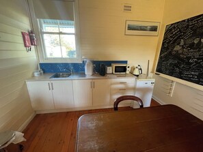 Fridge, microwave, coffee/tea maker, electric kettle - Two Creeks School House (Forest Reefs)