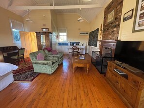 TV, fireplace - Two Creeks School House (Forest Reefs)