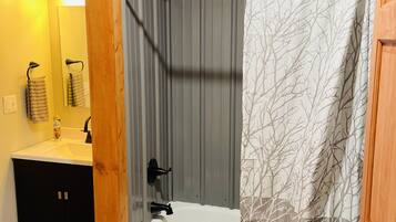 Kombinert dusj/badekar, hårføner, håndklær og toalettpapir